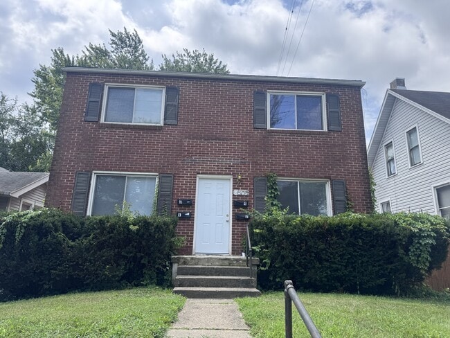 Building Photo - 420 E Siebenthaler Ave