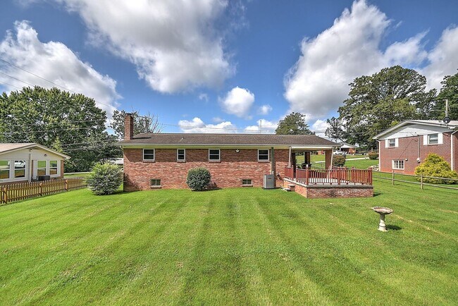 Building Photo - 208 Hogan Ave