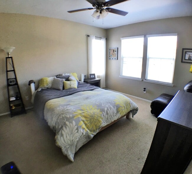 Building Photo - Air Conditioned Oceanside home!!!