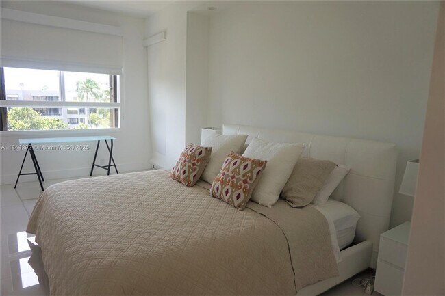 Building Photo - 251 Crandon Blvd
