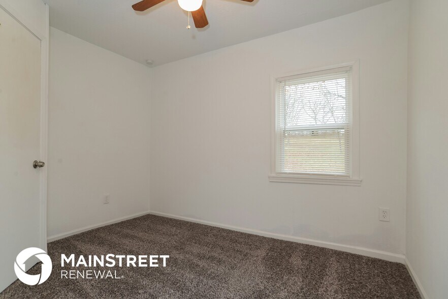 Building Photo - 7411 NW Oak Dr