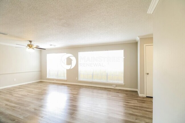 Building Photo - 4 Bedroom Pet-Friendly Home in Missouri City, TX with Main Street Renewal