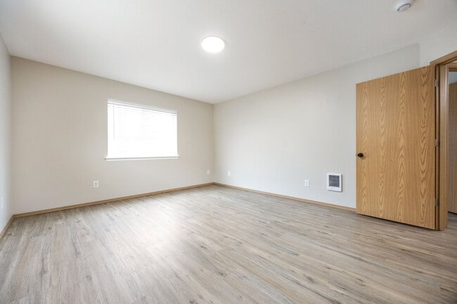 Building Photo - 4Bed/2.5 Bath available in SE Portland