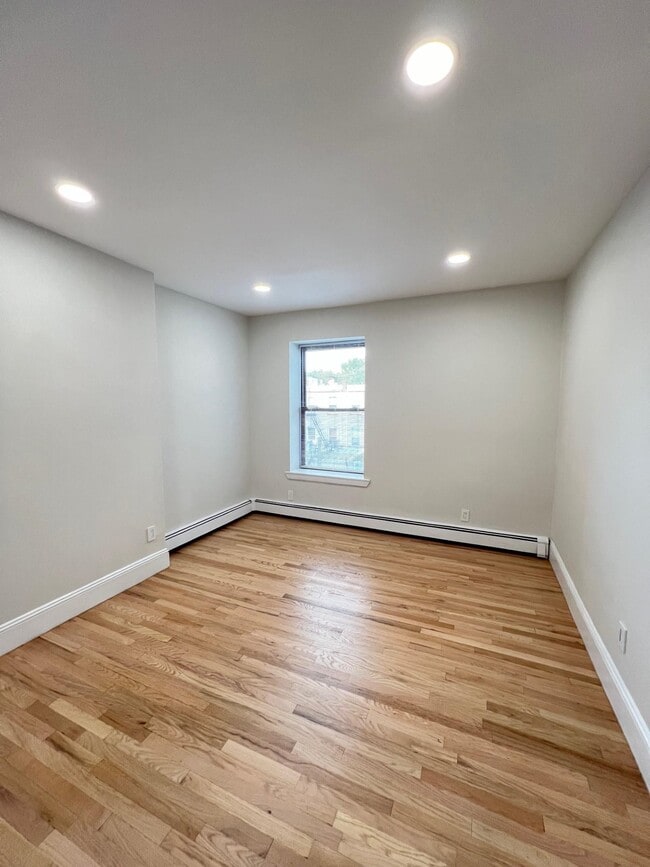 Building Photo - 48 Bright St