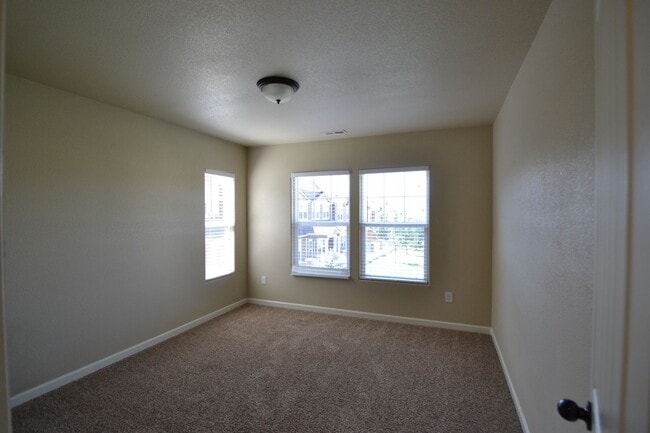 Building Photo - Available Now! 3 Bedroom 2.5 Bathroom Town...