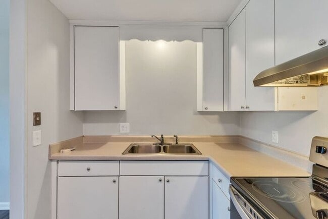 Building Photo - Remodeled 1 Bedroom Apartment!!! Walk to t...