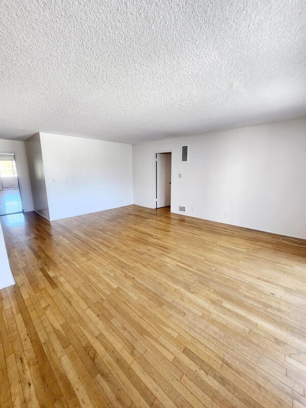 Building Photo - 400 Serrano Ave