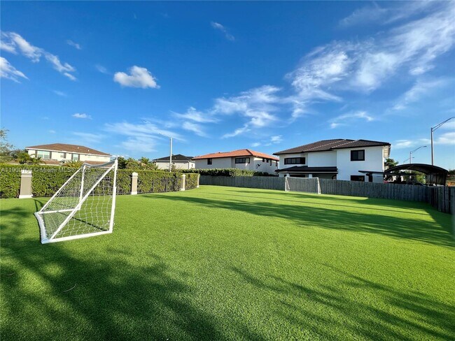 Building Photo - 11 NW 122nd Ave