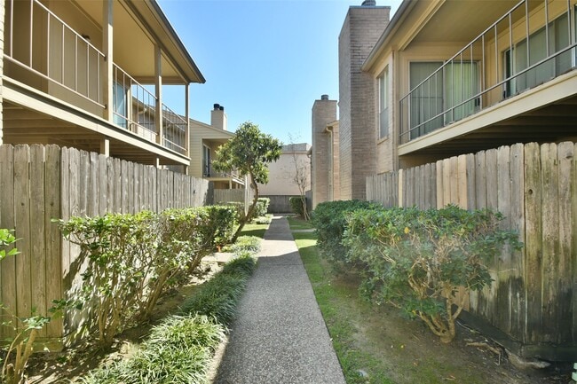 Building Photo - 700 Thicket Ln