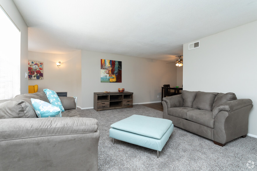 1BR, 1BA - 815SF - Westside Commons