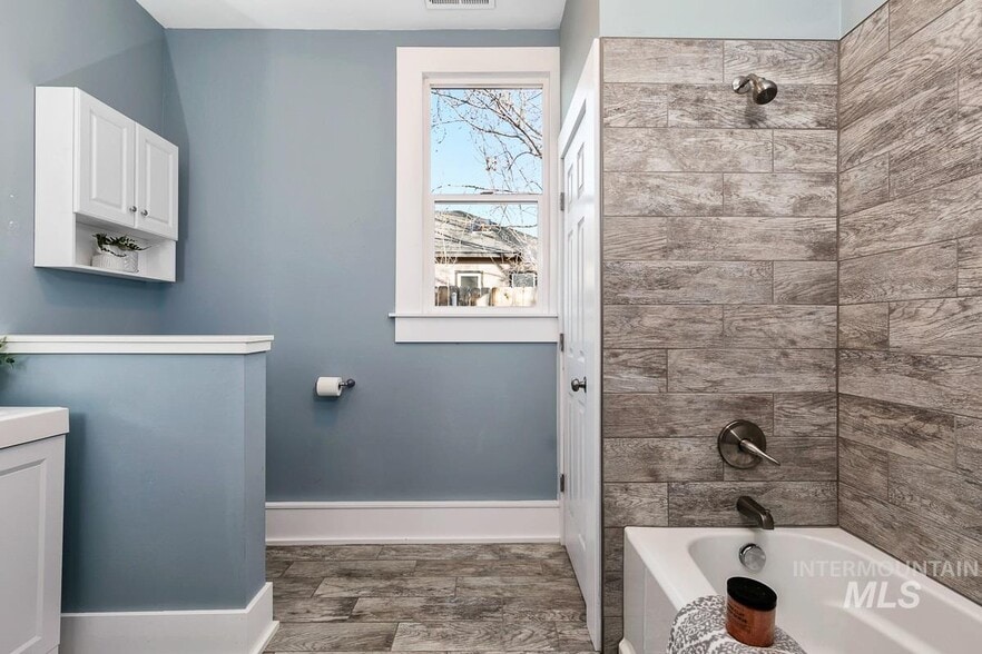 Building Photo - 2216 S Longmont Ave