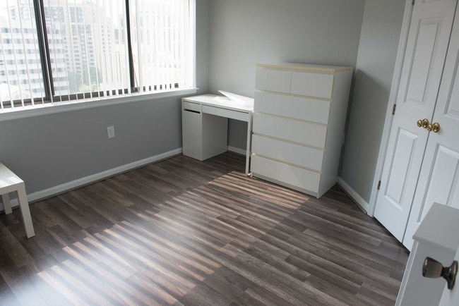 Building Photo - 1301 N Courthouse Rd