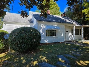 Building Photo - 2 BR in Emerywood!