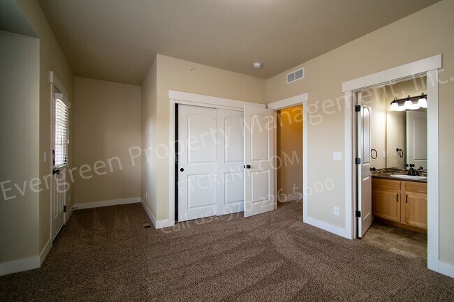 Building Photo - 5020 Cinquefoil Ln