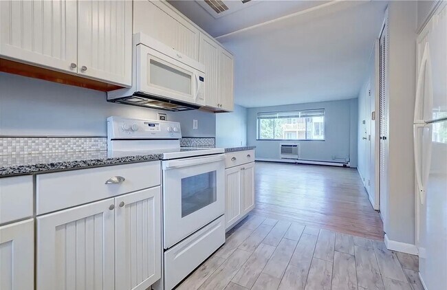 Building Photo - 2434 East Ave