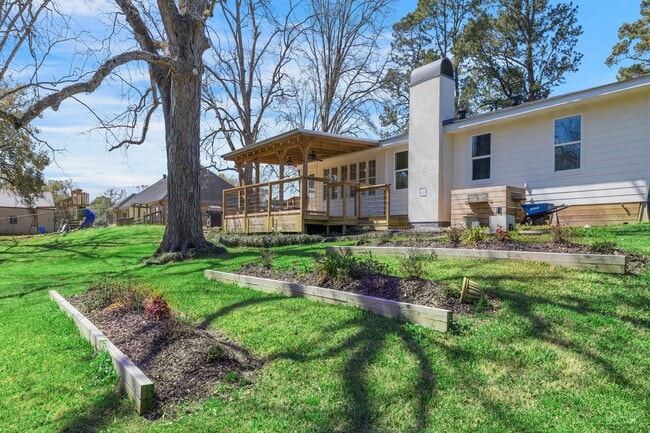 Building Photo - NOW AVAILABLE IN ARNAUDVILLE!