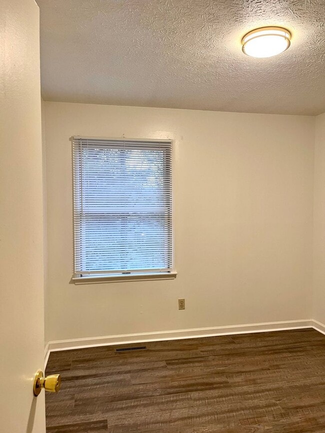 Building Photo - Renovated Home Near Virginia Tech