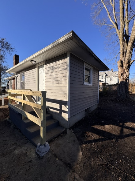 Building Photo - 208 W Brown Ave