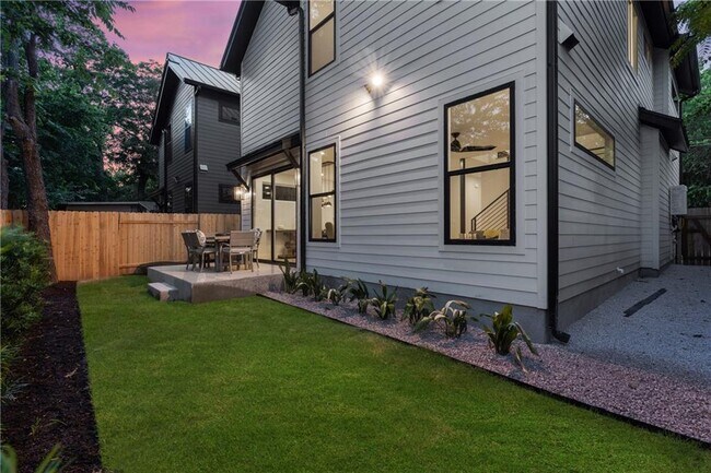 Building Photo - 2213 Santa Rosa St