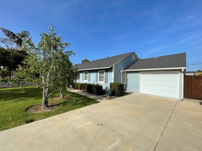 Building Photo - Quaint Home in Desirable Midtown Neighborhood!