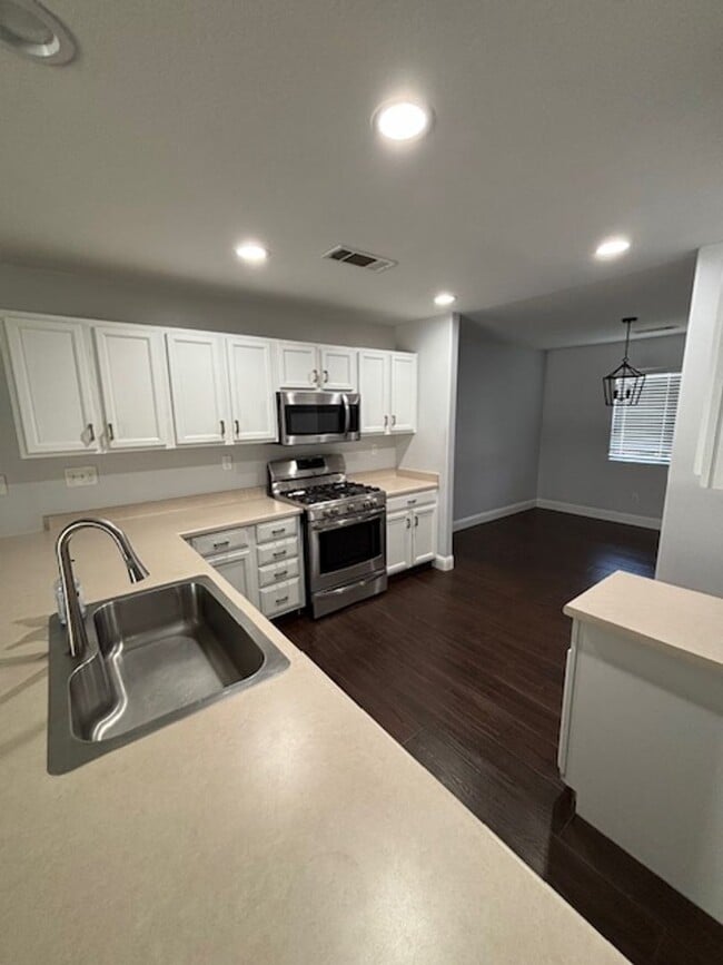 Building Photo - Clean 3 Bedroom / 2 Bathroom Home in Rosed...