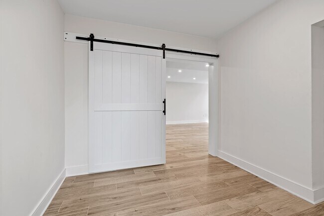 Building Photo - 5 Colonial Rd