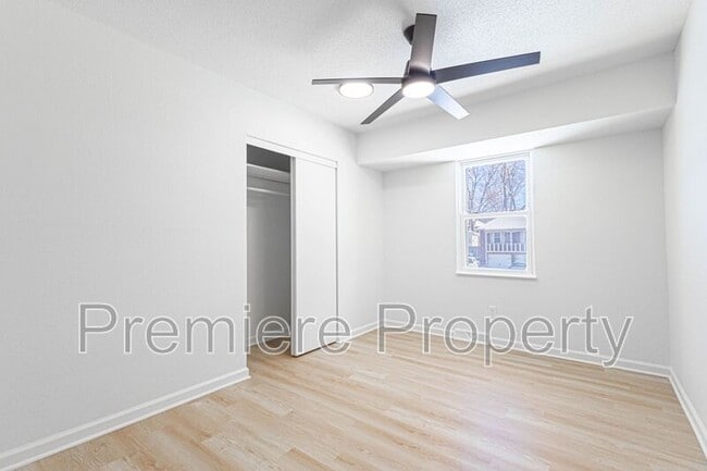 Building Photo - 705 NW Buckingham Pl