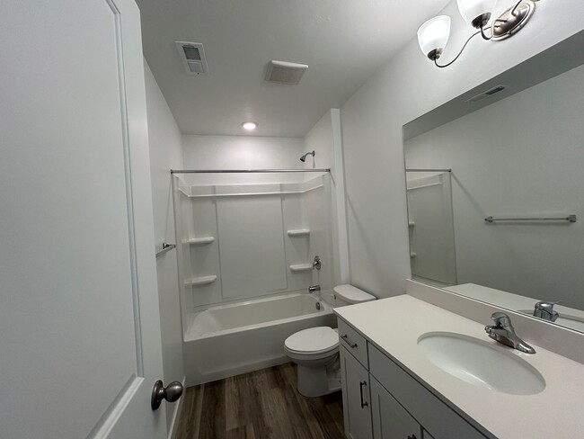 Building Photo - 3 Bedroom 2.5 Bathroom Townhouse in Eagle Mountain!