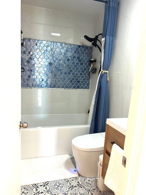 Building Photo - 6526 Ocean Crest Dr