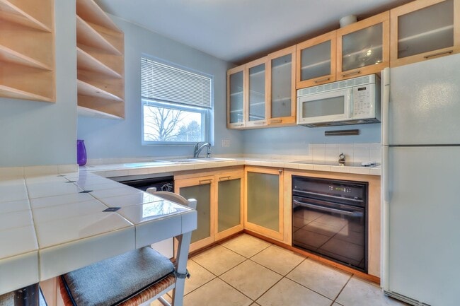 Building Photo - 2 bedroom, 1 bath condo close to Blair Par...