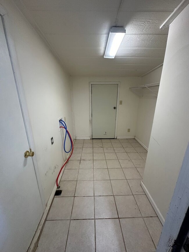 Building Photo - Spacious 3 Bed Home! Convenient Location! HUD Okay!