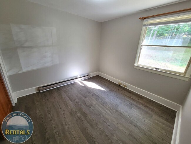 Building Photo - 915 Blowing Rock Rd