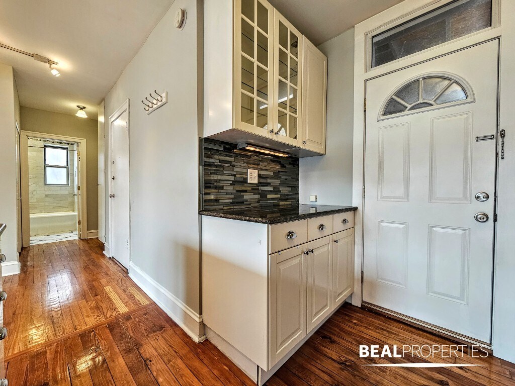 Building Photo - 548 W Surf St