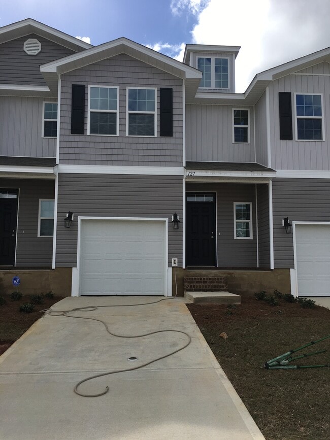 Building Photo - 127 Iron Horse Dr W