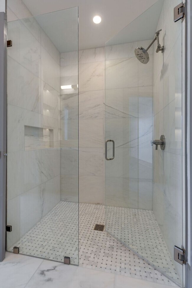 Building Photo - 2 Bedroom Luxury Condo w/ Exquisite Design and World-class Service