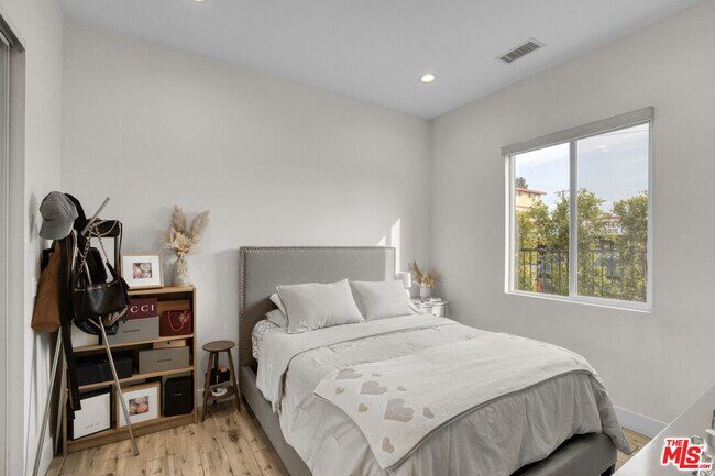 Building Photo - 7310 Woodley Ave