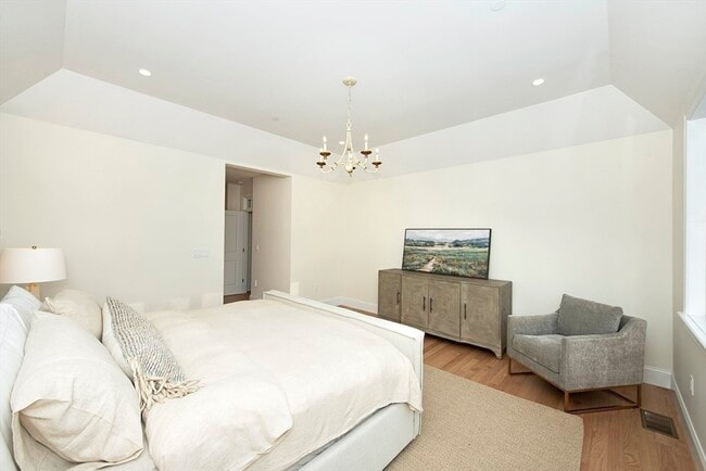 Building Photo - 23 Clubview Dr