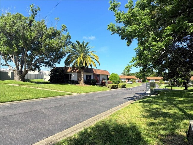 Building Photo - 6125 Chesham Dr