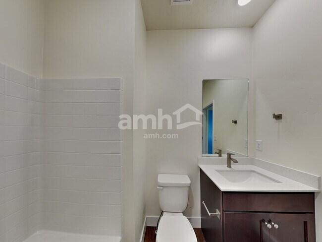 Building Photo - 901 N Barkvine Ave