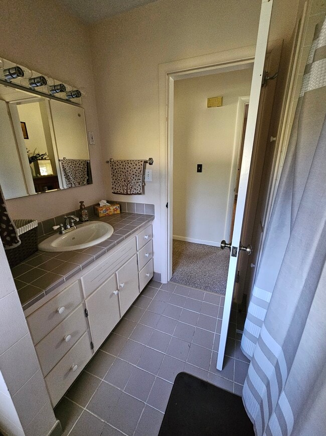 Building Photo - 108 Shaker St