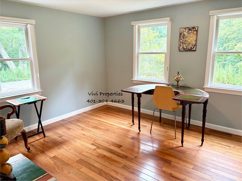 ~Office/Den - 365 Woodville Rd