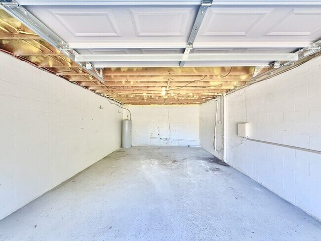 Building Photo - 6420 S Adelia Ave