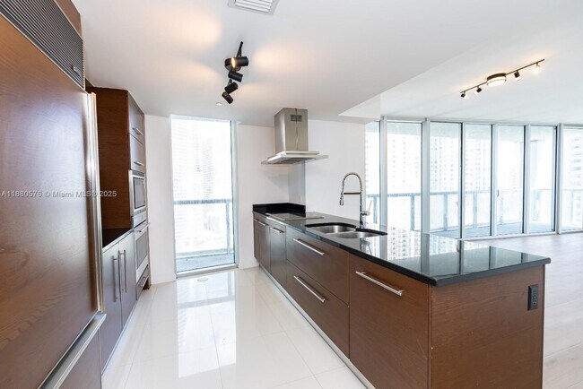 Building Photo - 495 Brickell Ave