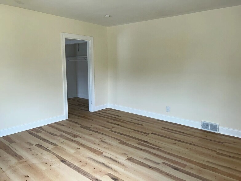 Building Photo - Room in Duplex on Richardson Ave