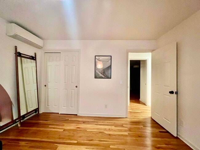 Building Photo - 724 6th St