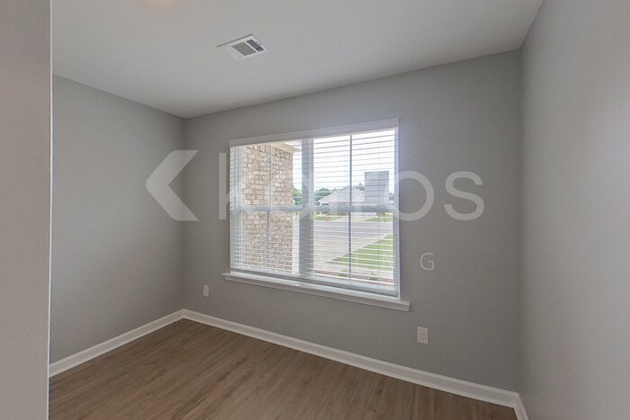 Building Photo - 657 June St