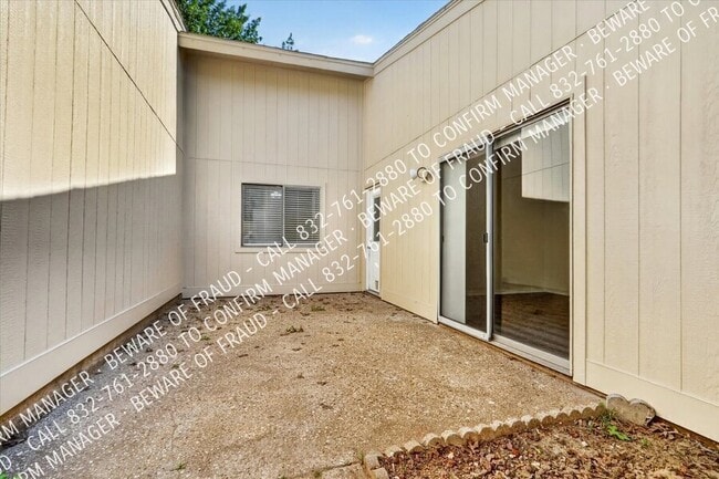Building Photo - 2031 Towngate Dr