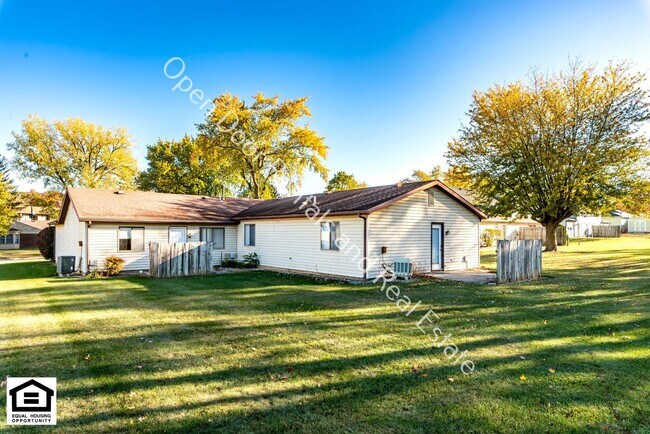 Building Photo - 4934/4936 Vermont Lane