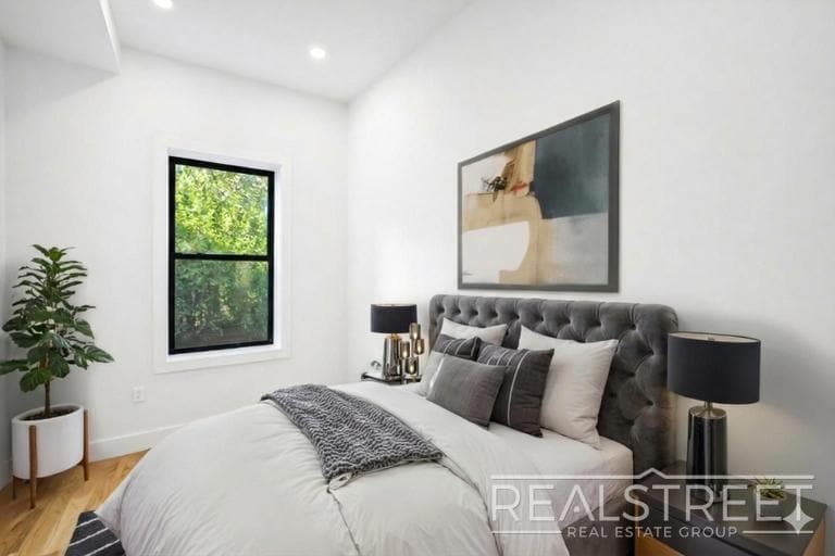 Building Photo - Magnificent 4 Bed 3.5 Bath Brownstone Duplex in Crown Heights