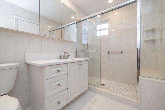 Building Photo - 4047 Greentree Dr